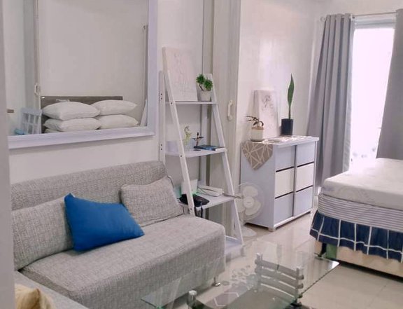 Penthouse unit 1BR with balcony for sale at Roxas Blvd, Pasay City