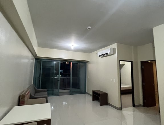 1 Bedroom Rent to Own Condo For Sale in One Uptown BGC near Mitsukoshi Mall