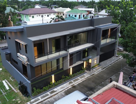 25,000,000.00 Stunning Luxury House w/ pool in Pampanga near Clark!! Floor Area: 302 sqm