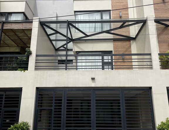 For sale: Modern Townhouse in a gated village very close to ARCA SOUTH