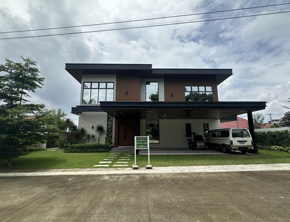 4-bedroom Single Detached House For Sale in Clark Angeles Pampanga