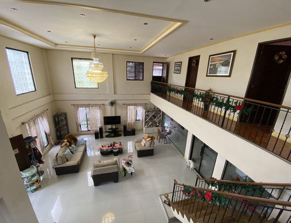 FURNISHED. HIGH CEILING. 3BR H&L IN NORTH CALOOCAN EXECUTIVE VILLAGE .
