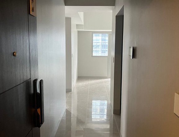 Rent-to-own Condo in BGC 64 sq.m