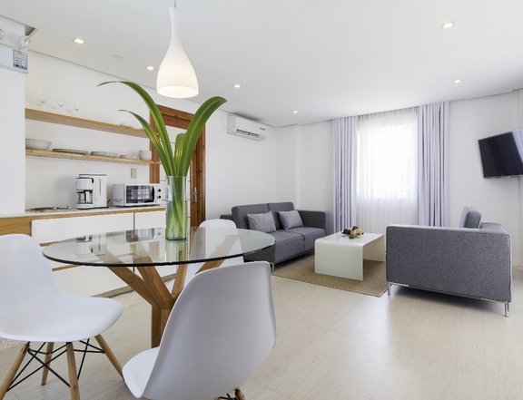 A spacious, modern fully furnished apartment 30 secs from the beach