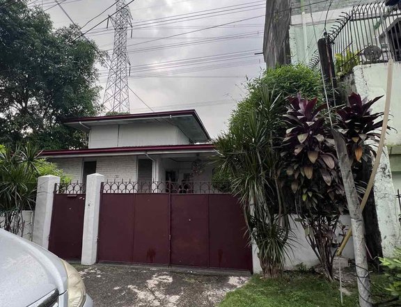 For Sale 5 Bedroom Old House in Project 8 Quezon City