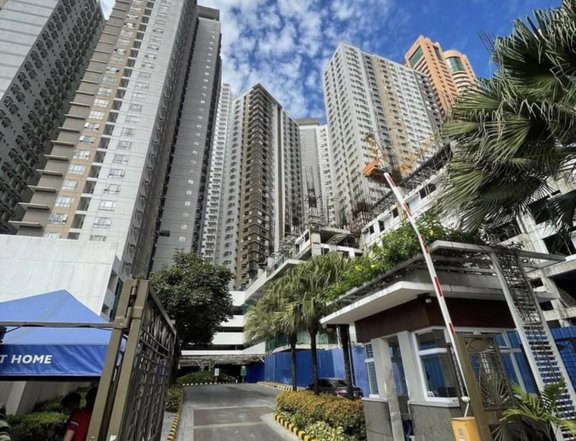 Ready for occupancy 2 Bedroom Condo for sale in Pioneer Woodlands connected to MRT-3 Boni Ortigas