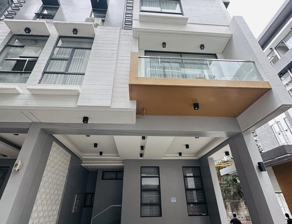 4Storey townhouse w/ 5 bedrooms,5toilet&bath and 3 to 5car garage