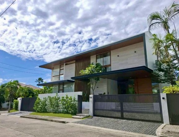 SOPHISTICATED ULTA-MODERN LUXURY HOME WITH BASEMENT PARKING IN AYALA ALABANG VILLAGE