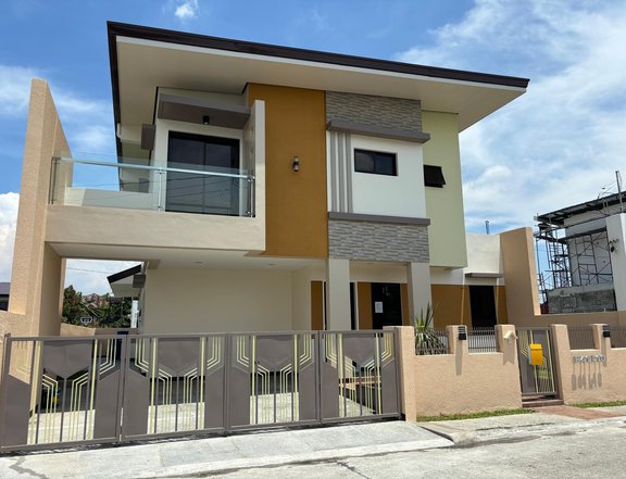 5-bedroom Single Detached House For Sale in Imus Cavite