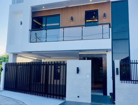 Elegantly Designed 3-Storey House near Main Gate