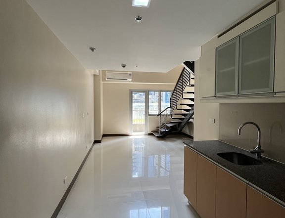 Rent to own Exec Studio Loft w/Balcony Condo for sale in Ellis Makati