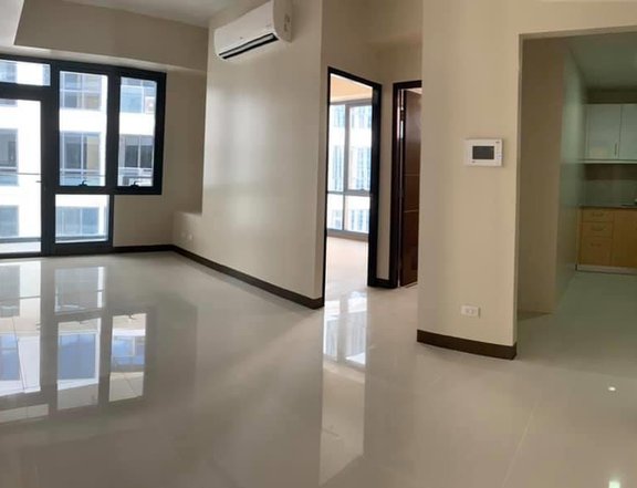 FOR SALE 2 BEDROOM UNIT IN MCKINLEY HILL RENT TO OWN TERMS 4YRS TO PAY
