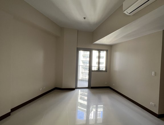 Rent to own Exec 1 Bedroom with Balcony Condo for sale in Ellis Makati