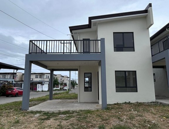 4-bedroom Single Attached House For Sale in Carmona Cavite