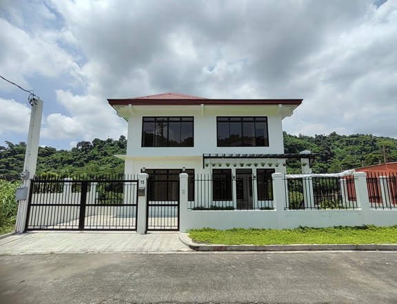 Fairway 5-bedroom Single Detached House For Sale in Antipolo Rizal