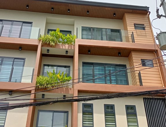 5-bedroom Townhouse For Sale in Quezon City Near AliMall Cubao