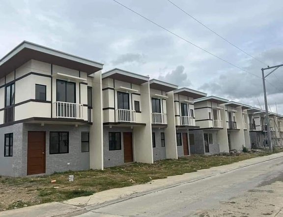 2storey townhouse 3bedrooms 2toilet and bath pre selling in Davao city