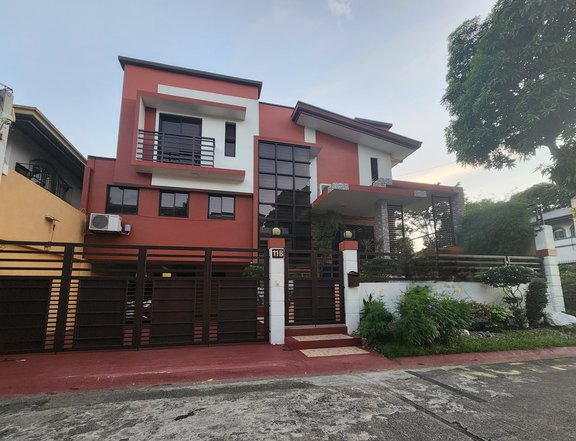 TRI LEVEL HOUSE WITH 6 BEDROOM & POOL IN BF HOMES PARANAQUE