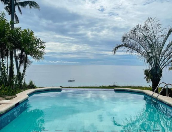 House and lot, with swimming overlooking cliff, with white beach