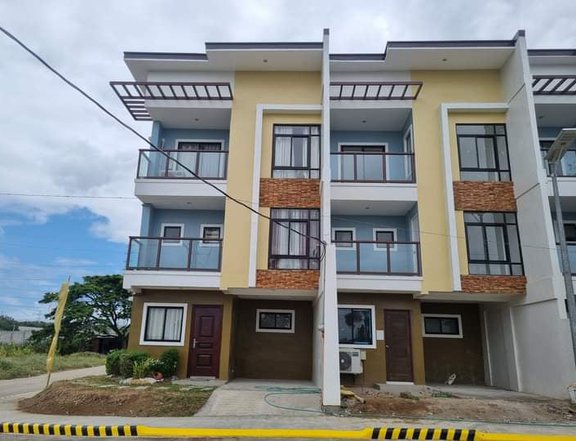 4-bedroom Townhouse For Sale in Dasmarinas Cavite