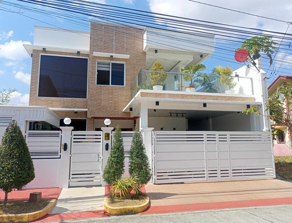 6-bedroom Single Detached House For Sale in Imus, Cavite