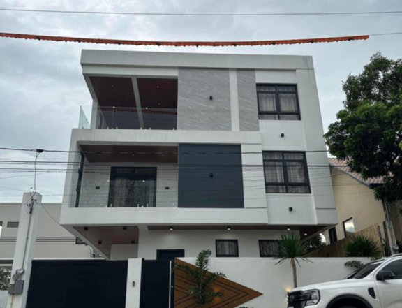 LF CASH BUYER for this 3 Storey House with 5B and 4TB Single Attached for Sale in Kawit Cavite