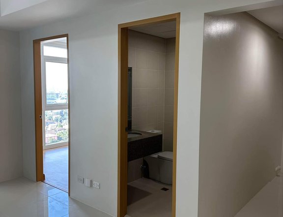 For rent Condo in BGC Park Avenue in front of Mitsokoshi Mall and Uptown mall