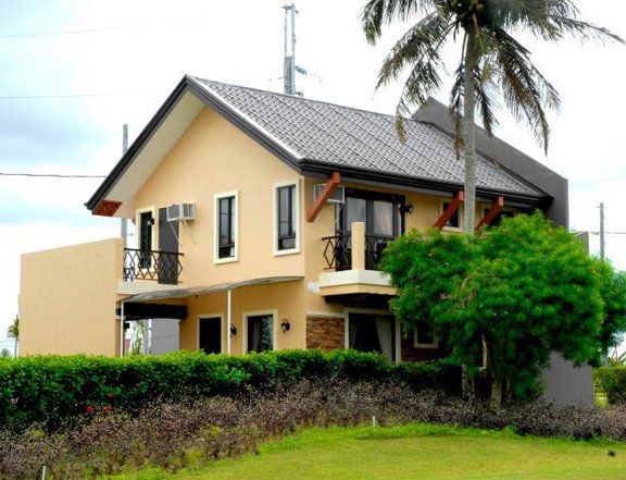 3 bedroom Golf Property House and Lot for Sale in Silang near Tagaytay
