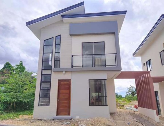 4-bedroom Single Attached House For Sale in Minglanilla Cebu