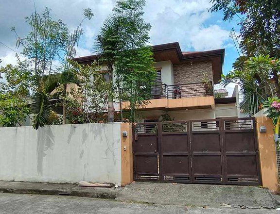 Pre-Owned 2 Storey House & Lot with 4 bedroom, 4 toilet / bath, 2 car garage & big garden