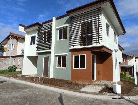 Fully Finished 3 bedrooms Townhouse near highway