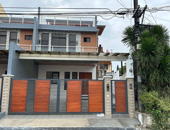 5-bedroom Single Attached House For Sale in BF Almanza Las Pinas