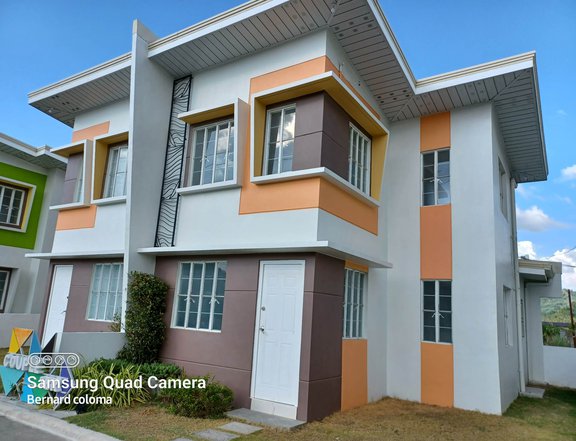 3-bedroom Couple House For Sale in Subic Zambales