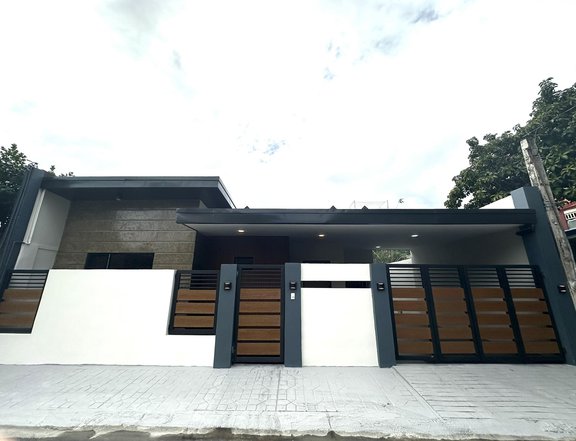 4-bedroom Single Detached House For Sale in BF Resort Las Pinas