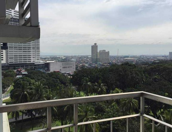 1Be Furnished inside BGC TRION TOWERS near SM Aura