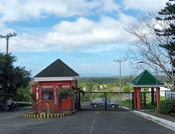 La Prairie & Royale Tagaytay  Situated along the Tagaytay-Nasugbu nati