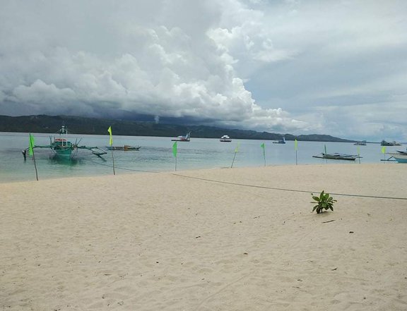 Powdery whitesand beach/portion of an island