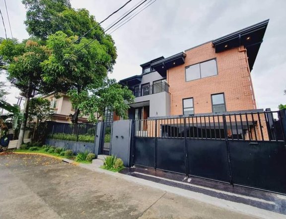 Modern House for sale in Batasan Hills Quezon City