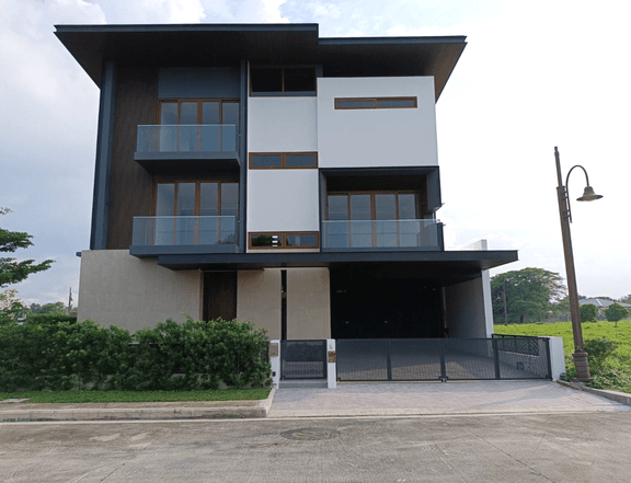 5-Bedroom House for Sale in Alabang West