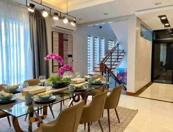 Astonishing Townhouse with 4-bedrooms For Sale in Manila