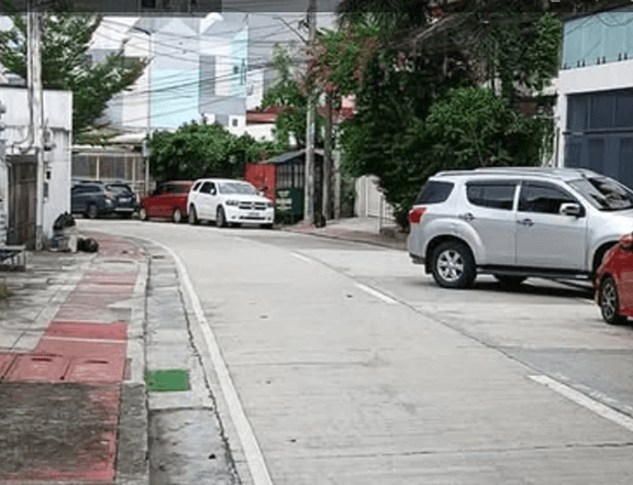 6BR Old House with LOT for SALE in SIKATUNA VILLAGE, QC
