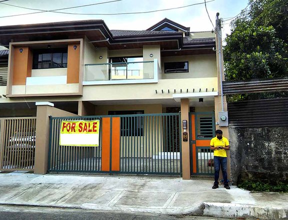 4-bedroom Single Attached House For Sale in Diliman Quezon City / QC