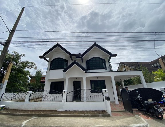 4-bedroom House For Sale in Cainta Rizal near Marcos Highway & LRT