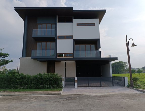 Ready For Occupancy 5-bedroom Single Detached House For Sale in Las Pinas