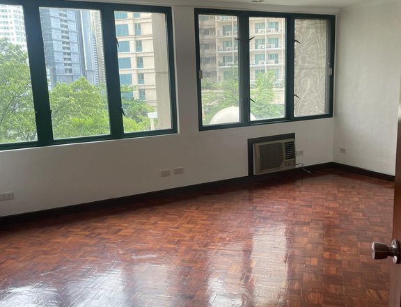 240 SQM 3-Bedroom Condo For Rent in Renaissance Tower 2000