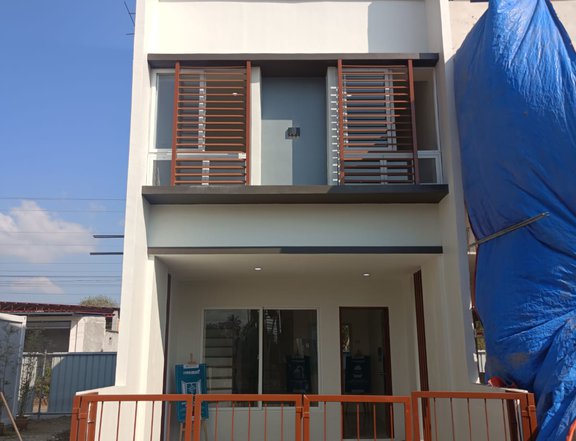 Php 90K DP Payable up to 6 mos Townhouse 3BR & 2 T&B Complete Turnover