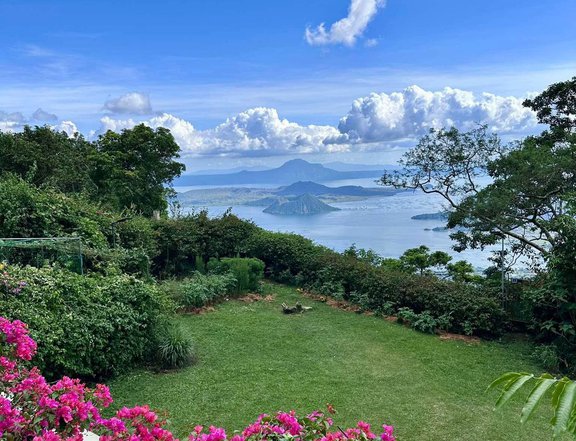 Unobstructed View of Taal Lake ,Tagaytay Overlooking House and Lot For Sale