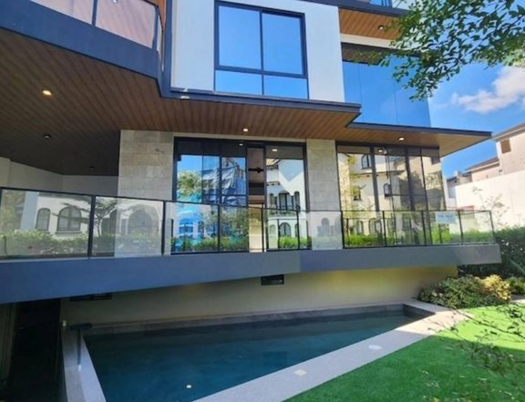 For Sale: Luxury House and Lot in McKinley Hill Village