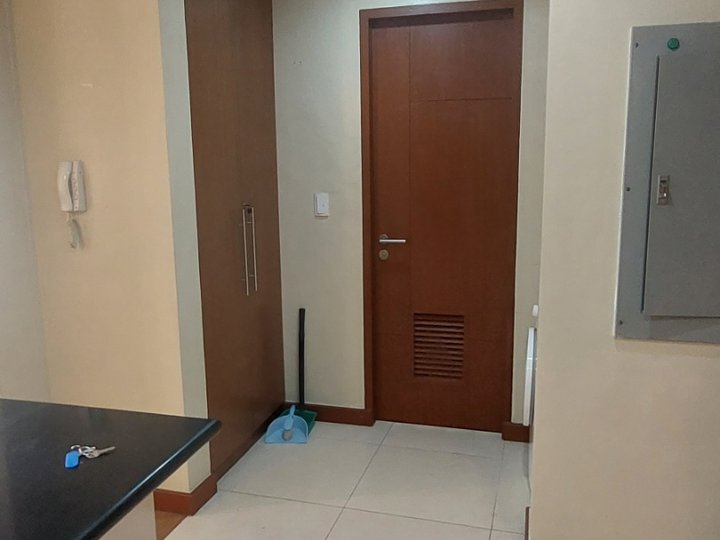 FOR RENT - 1 BEDROOM UNIT WITH PARKING AT LA VIE FLATS MUNTINLUPA