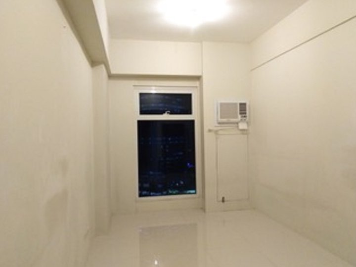Semi Furnished Studio Unit for Rent in The Currency Pasig
